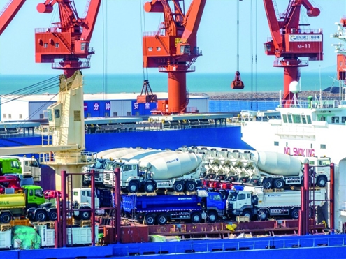 一艘货轮在山东港口烟台港起航驶向圭亚那